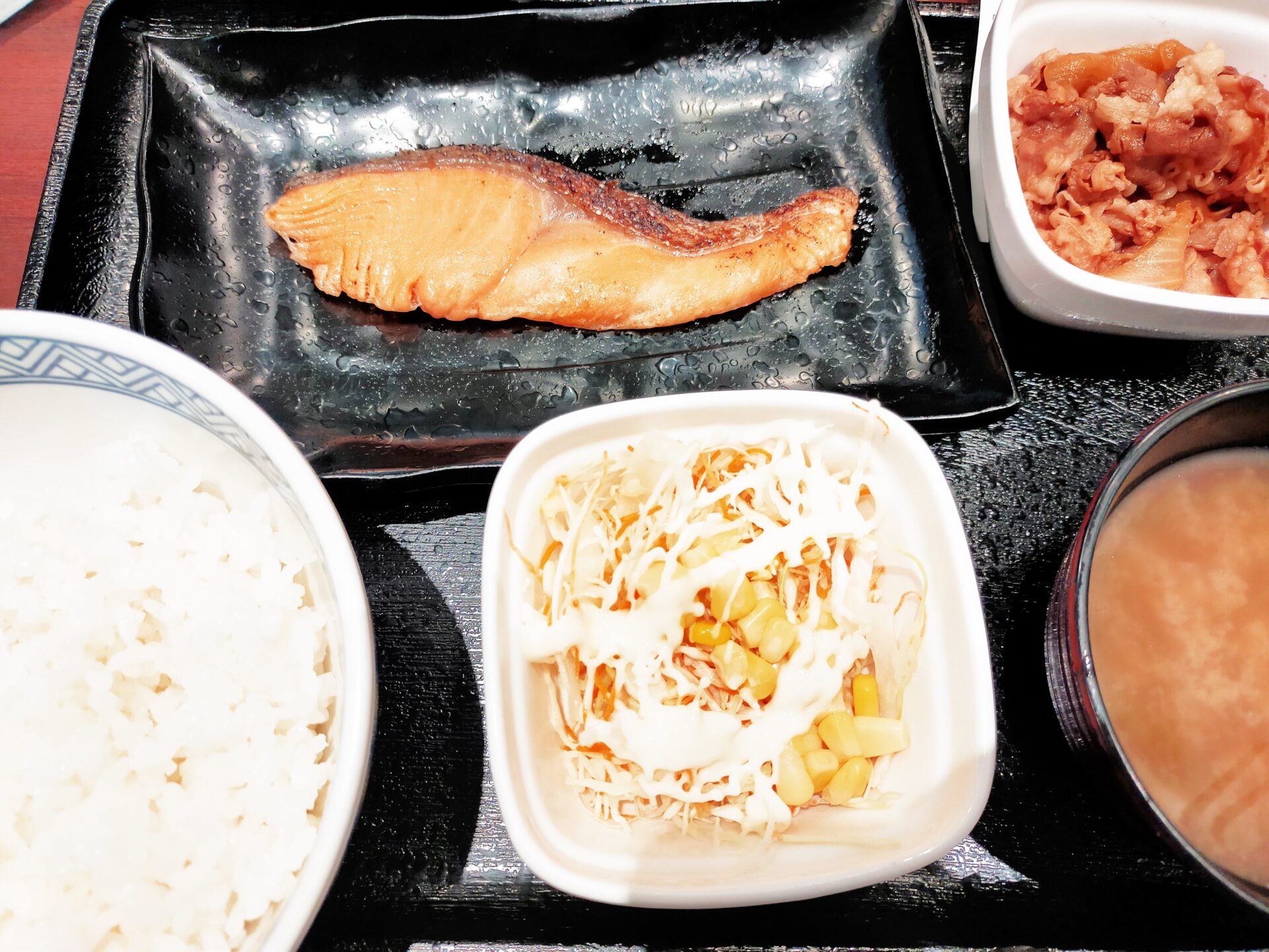 吉野家の朝ごはん-鮭定食