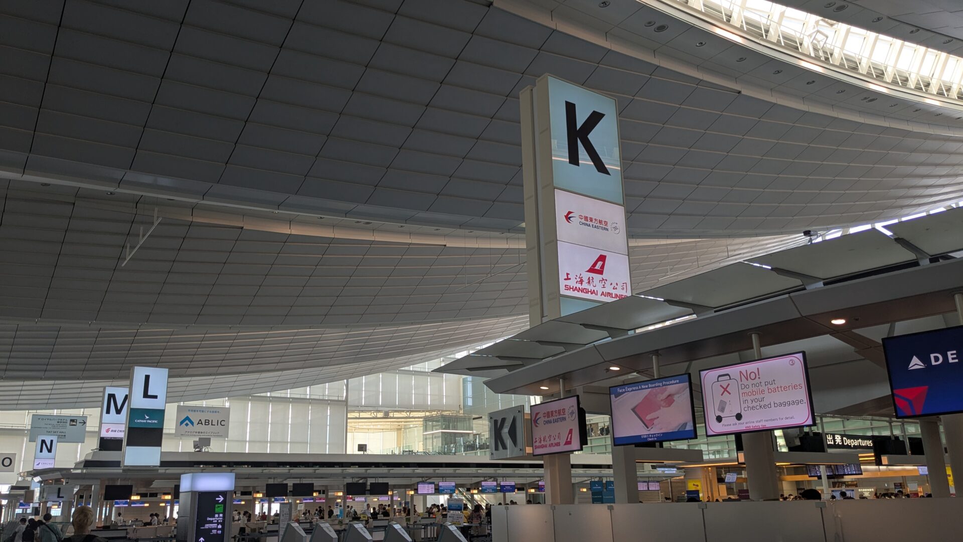 Shanghai-airline-checkin-counters-haneda-T3