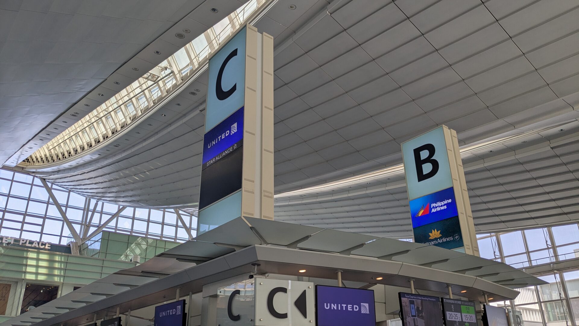 vietnamairlines-checkin-counters-haneda