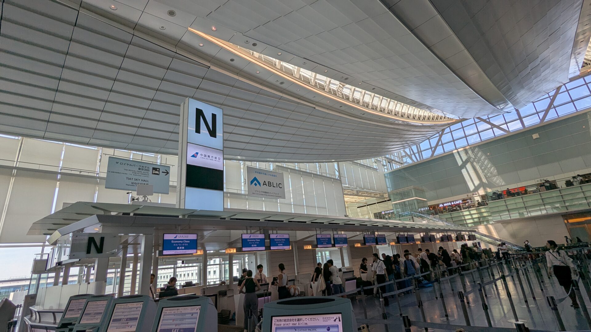 chinasouthern-airlines-checkin-counters-at-haneda