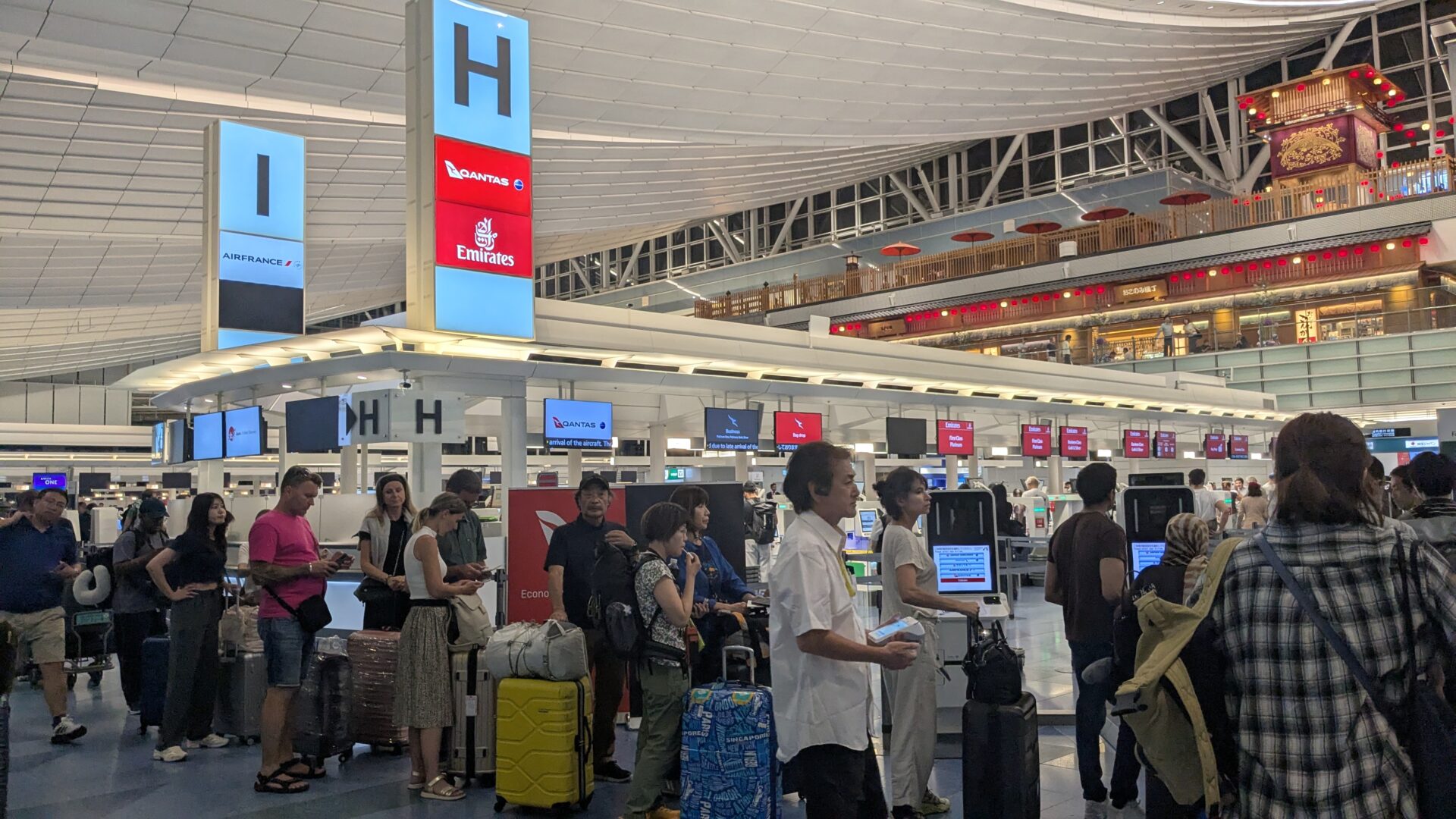 emirates-checkin-counters-haneda