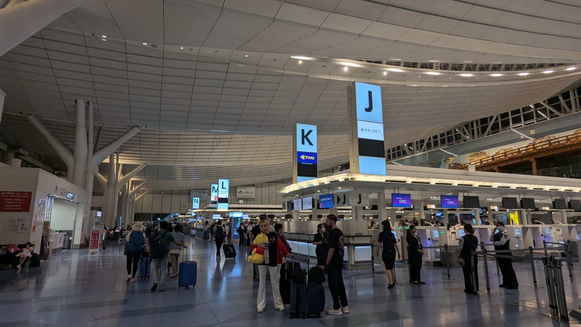 thaiairways-checkin-counters-haneda