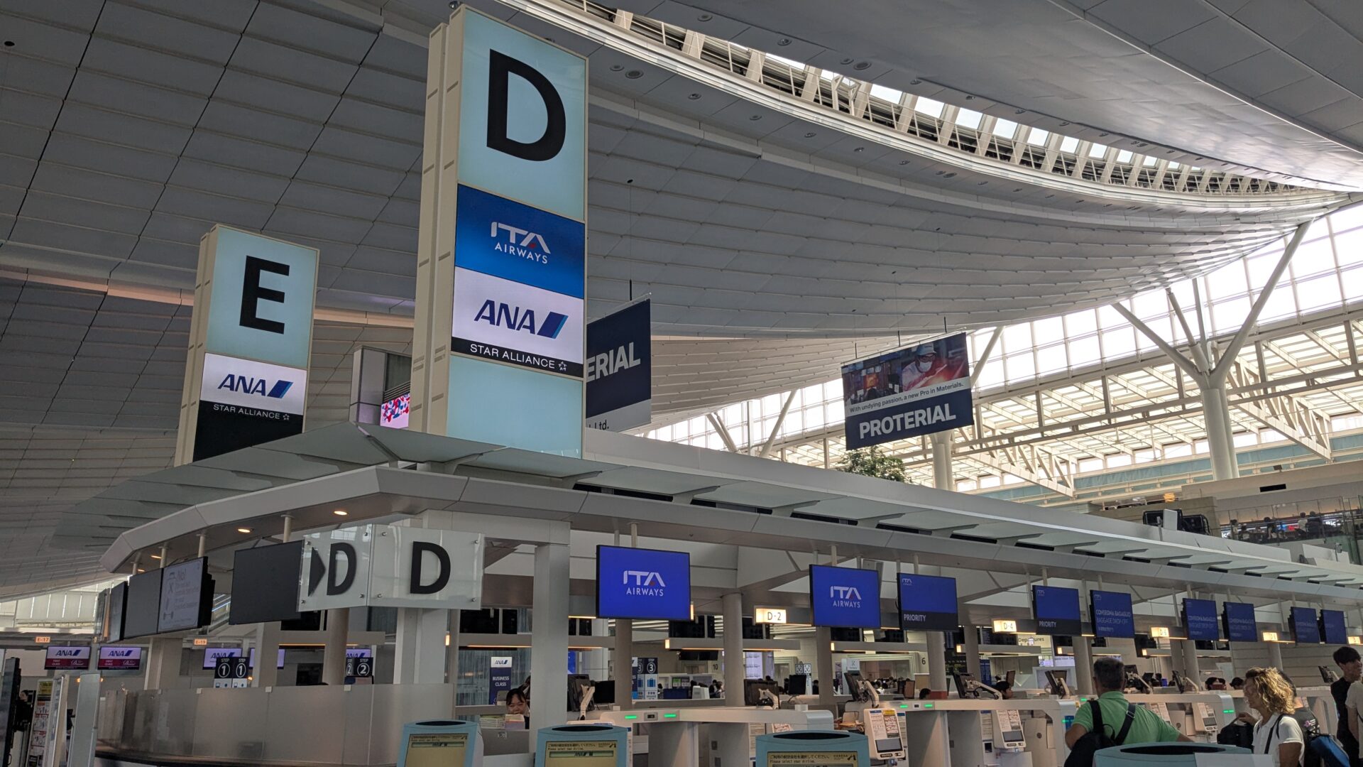 ita-airways-checkin-counters-at-haneda-T3
