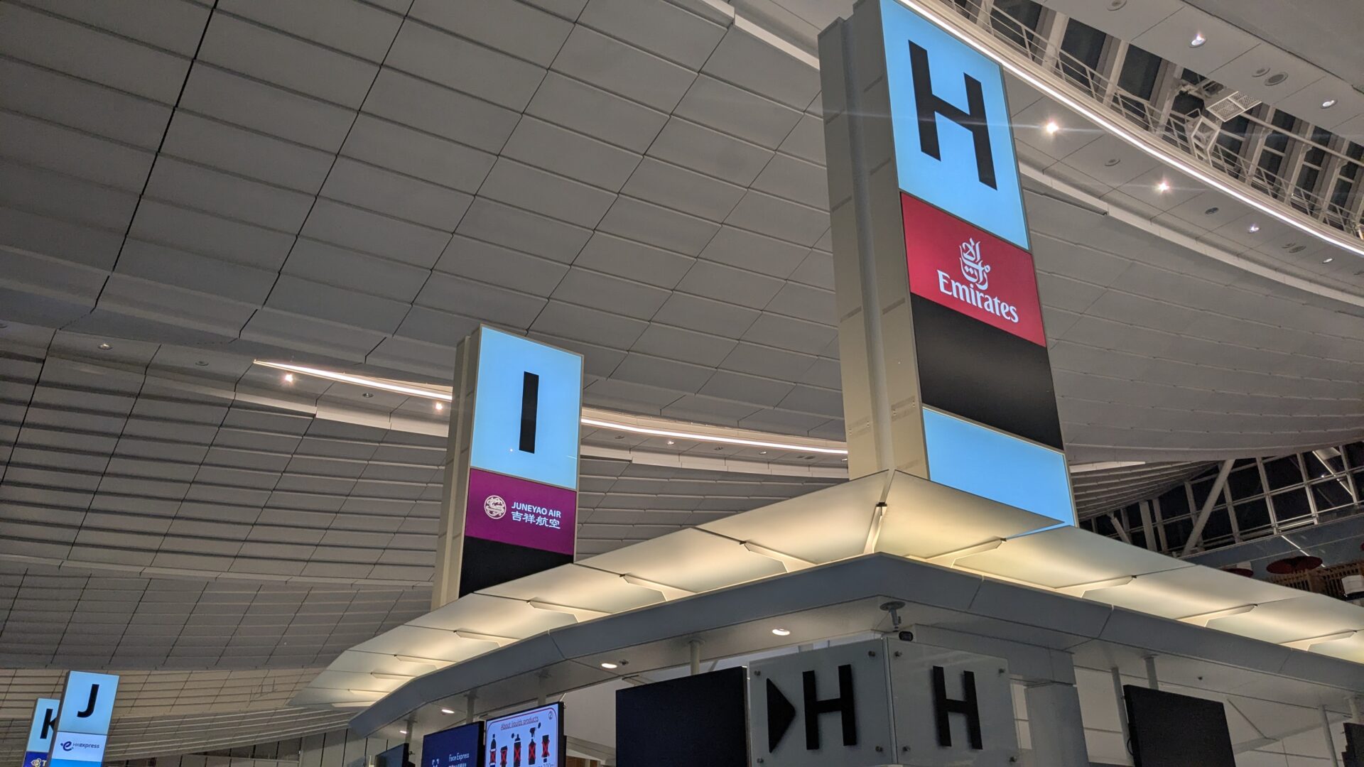 juneyaoair-airline-checkin-counters-haneda-T3