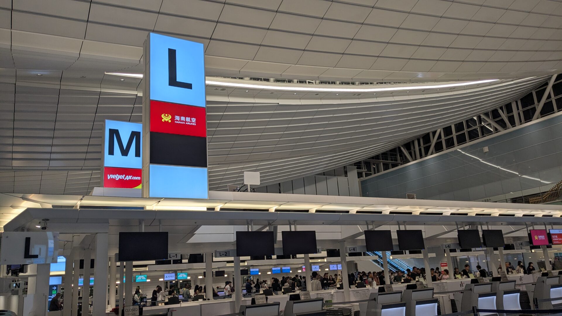 hainanairlines-checkin-counters-at-haneda